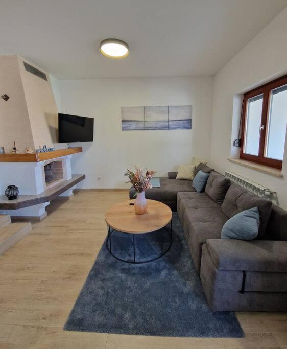 Villa Castanea - Kuca Za Odmor S Bazenom Kukci Bagian luar foto